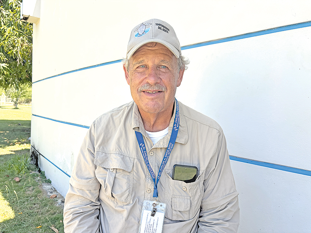 Voluntario del Grupo Tortuguero del Oeste, 
Mike Morell. 