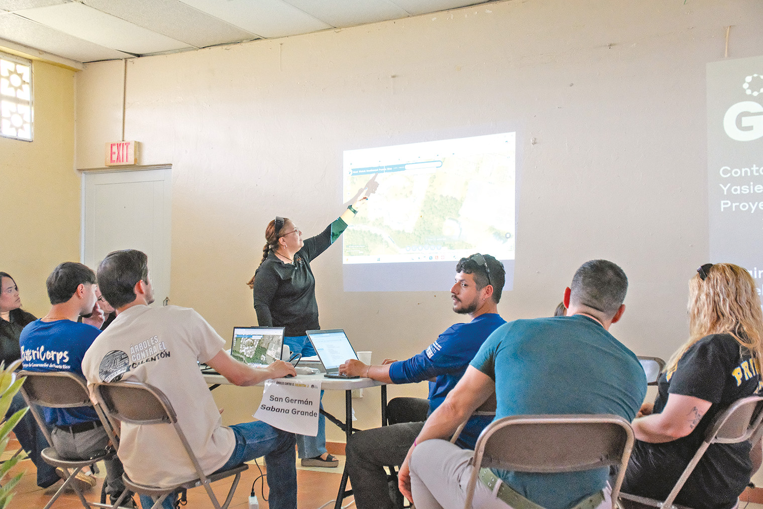la Maestra de historia de la Escuela Laura Mercado, Carmen Flores, quien participó de la actividad del pasado jueves en el Centro Comunal Ramírez de Arellano de Mayagüez que el CRCD llevó a cabo. 