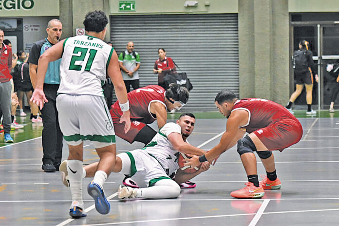 La lucha en el baloncesto masculino es una intensa e interesante. (Luis F. Minguela LAI