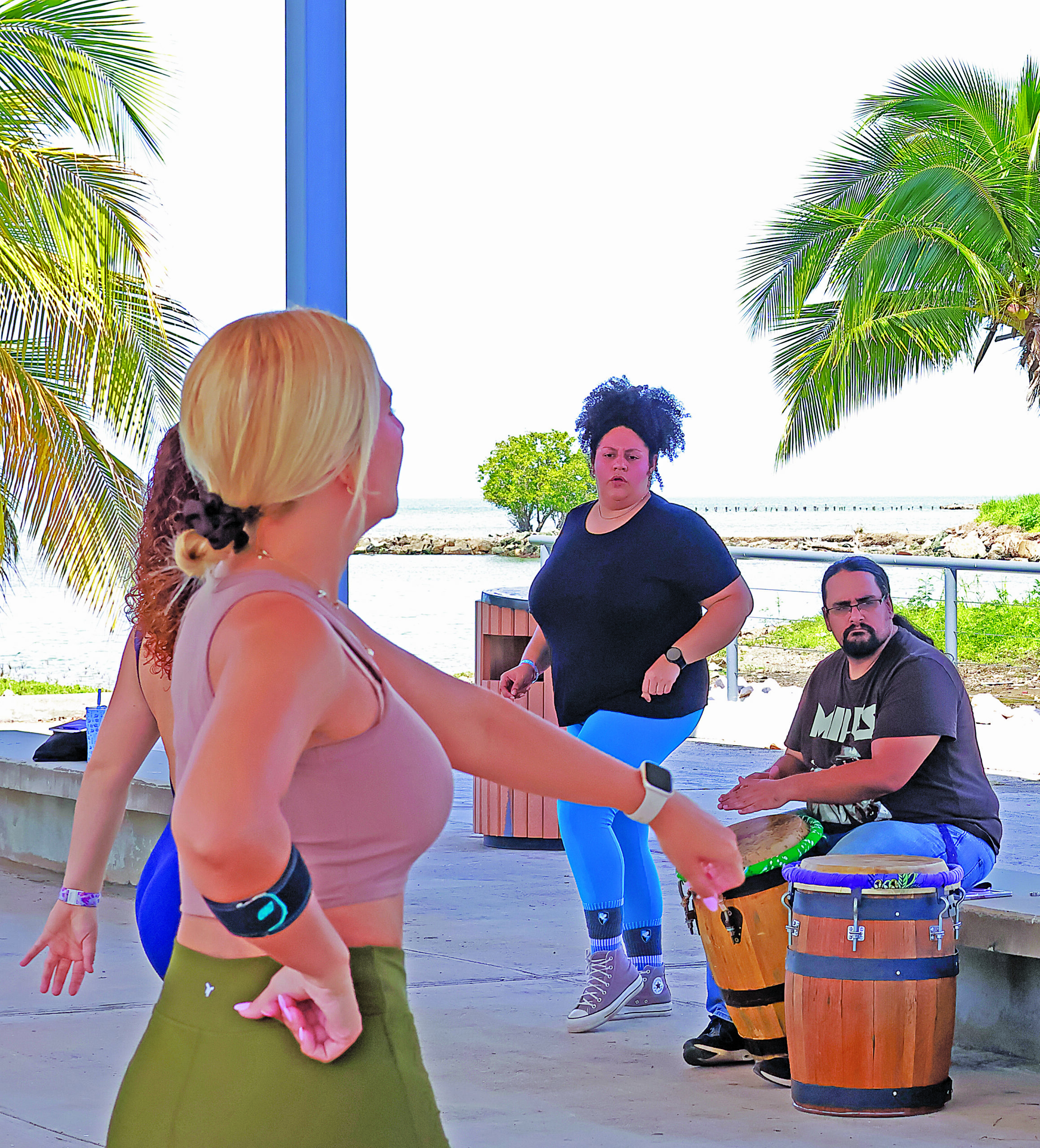 Profesora Doris Rivera, Oscar Santiago y estudiantes
(Fotos por Héctor Marrero Matías)