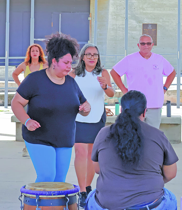 Profesora Doris Rivera y estudiantes