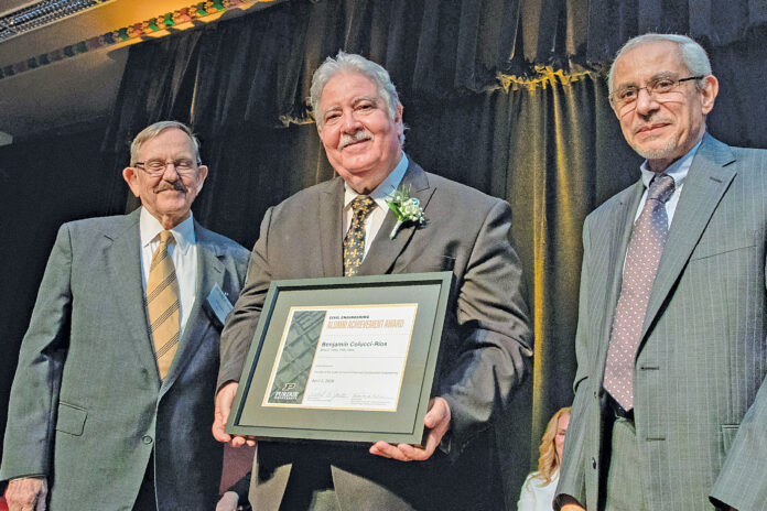 El premio lo entregaron (de izquierda a derecha, el Dr. Robert B. Jacko, y el Dr. Ayman Habib, Director del Colegio Lyles de Ingeniería Civily Construcción de la Universidad de Purdue. en el centro el dr. benjamín colucci. Foto suministrada