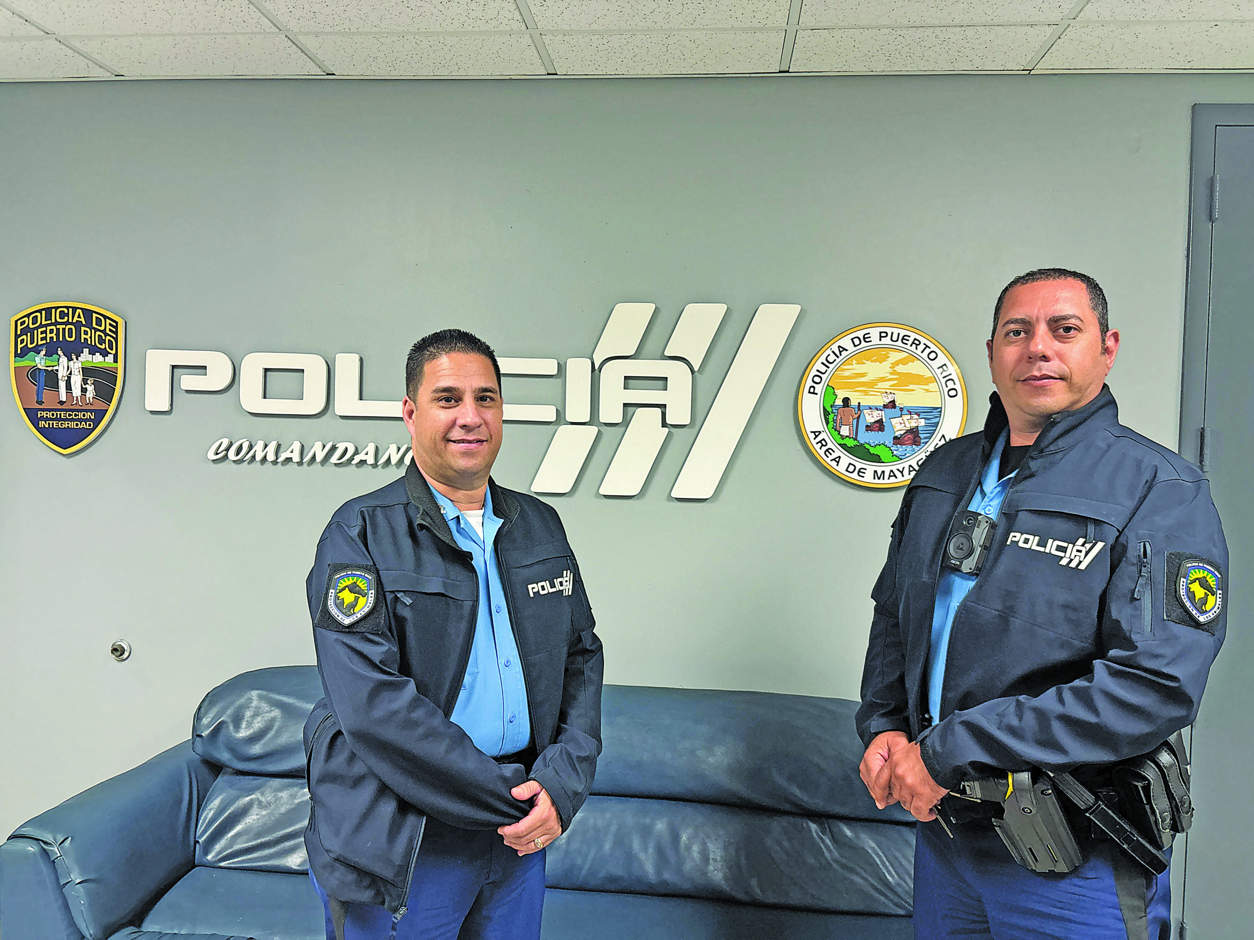 De izquierda a derecha: agente Edwin Muñoz y el agente José Flores.