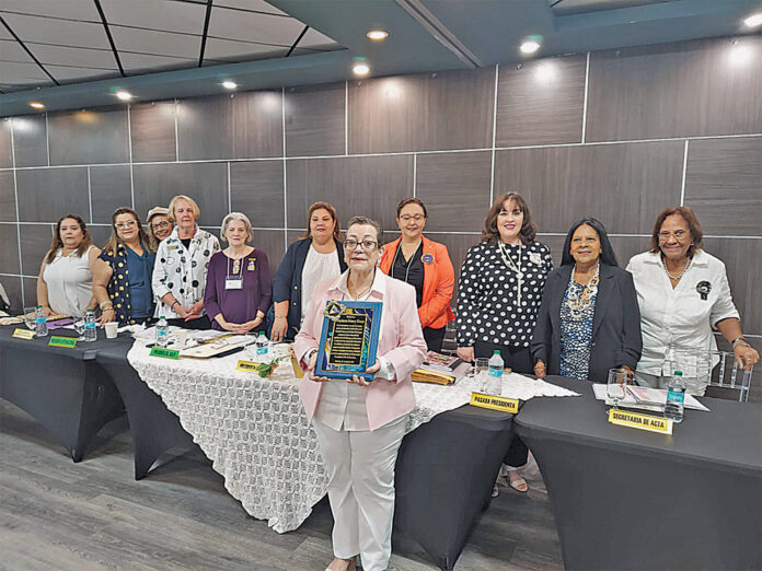 Miembros de la Junta Estatal, Bienio 2024-2026. De izquierda a derecha: Tesorera: Maribel Roldán; Presidenta del Comité de Presidentas: María Yolanda Vázquez; Vicepresidenta de Miembros: María L. Plaza; Presidenta Internacional de Alpha Delta Kappa: Conway Blankenship; Presidenta de la Región del Golfo: Kay Spriggs; Presidenta Electa: Mariam Villafañe; Presidenta: Gerdmary Albino; Pasada Presidenta Inmediata e Historiadora: Silkia M. Obregón Vargas; Capellana: Ana María Aponte Irizarry; Sargento de Armas: Juanita Valentín. Al frente: Secretaria de Actas: Daydamia Irizarry Rivera, a quien le fue dedicada la Convención 2026.