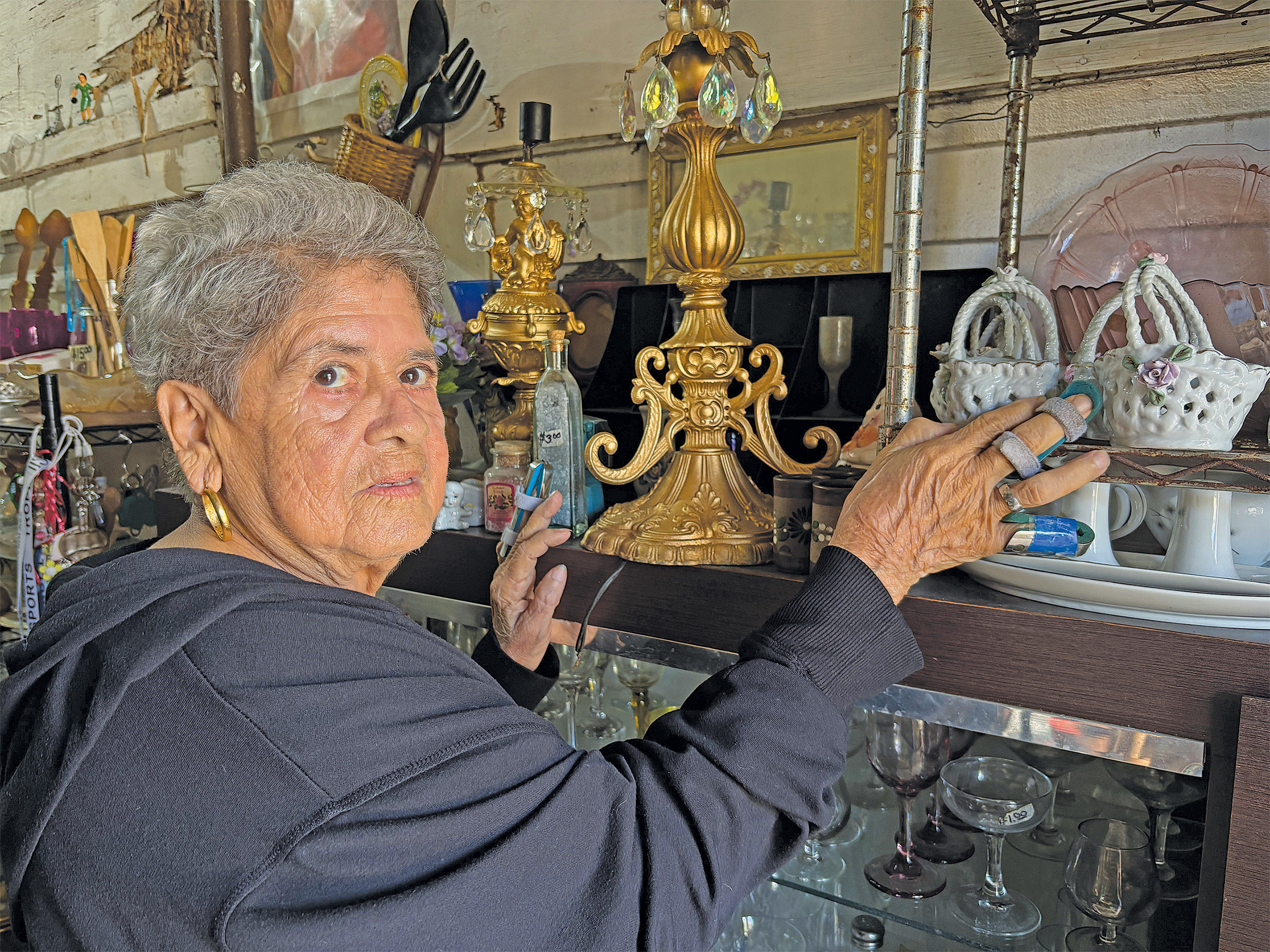 Dueña de la Tienda de Antigüedades, Nilda Méndez
