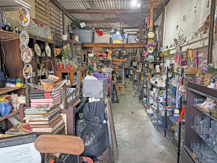 Méndez describe la tienda como un museo de antigüedades