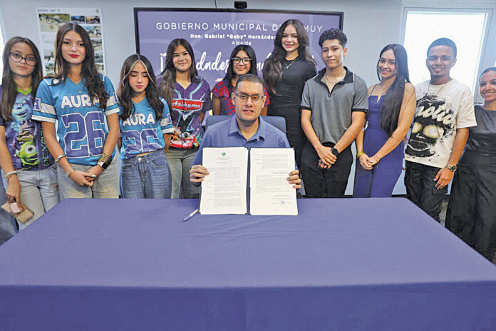 Firma de ordenanza que creó programa de internado de verano en Camuy