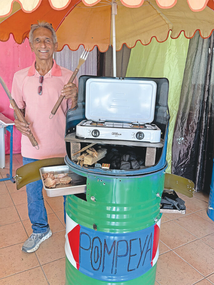 Germán Jiménez junto a su proyecto.