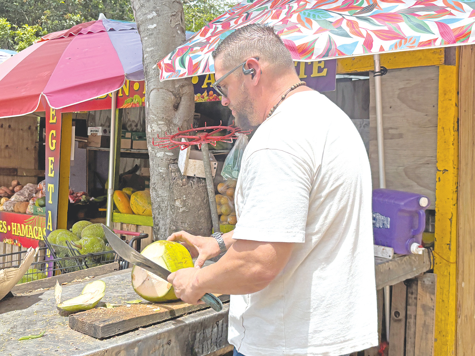 La Placita La 100 se ubica a unos 50 pies de la carretera. 