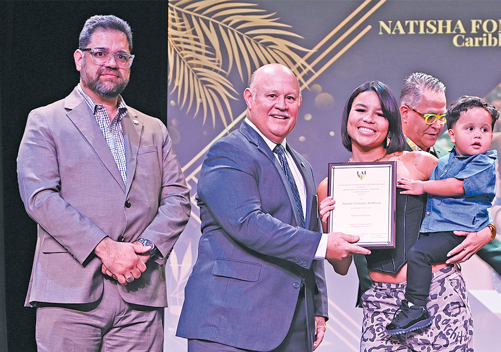 Natisha Fontanes premio de liderazgo y deportivo. (Luis F. Minguela LAI)