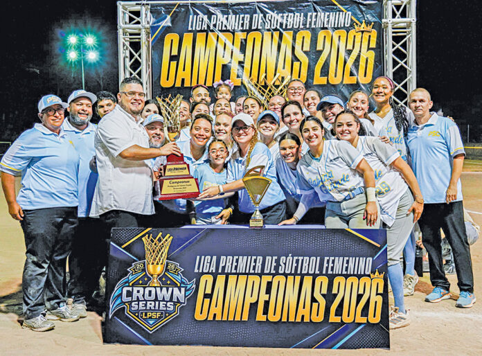 El director general de la LPSF, Jeanc M. Rodríguez Martínez, entrega el trofeo de campeonas a Melissa Zapata, coapoderada de las Prodigiosas
