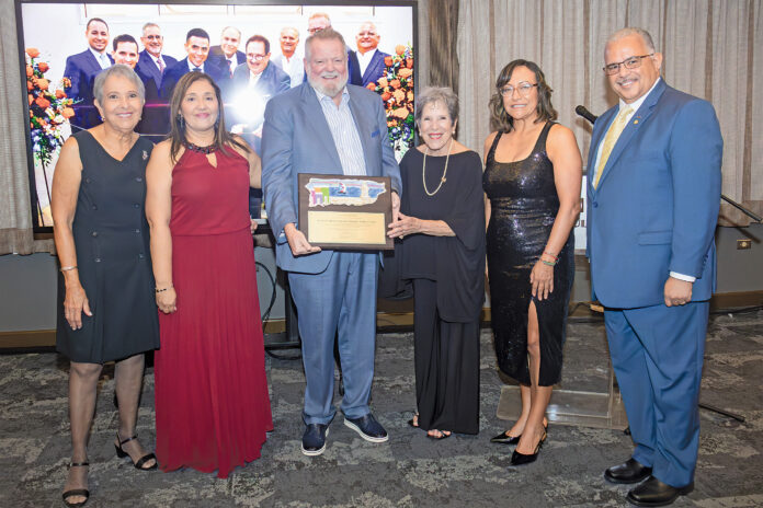 En la foto, desde la izquierda, Marisol García Rinaldi, Jeanette Quiñones de Rinaldi, el Dr. José Quirós, presidente del Mayagüez Medical Center, Aidita García Rinaldi, la Dra. Maura Tapia, directora ejecutiva de la Fundación, y el Dr. Rafael Rodríguez, presidente de la entidad