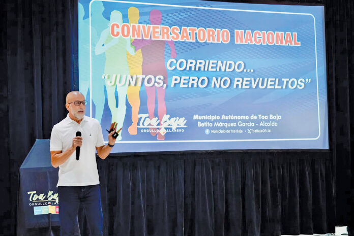 Alcalde de Toa Baja, Betito Márquez se expresa durante el conversatorio