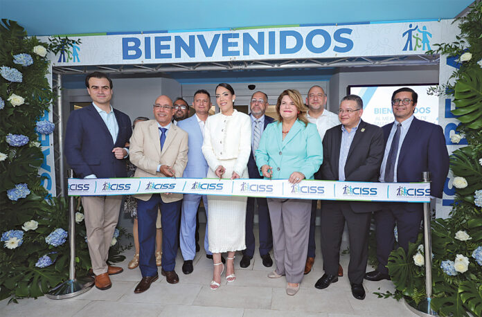 La gobernadora de Puerto Rico, Jenniffer González Colón; el comisionado residente, Pablo José Hernández junto a la directora ejecutiva del CISS, Damaris Rodríguez Mercado y el presidente de la Junta de Directores del CISS, John Rojas, en el corte de cinta para dejar inaugurado el CISS de Isabela.