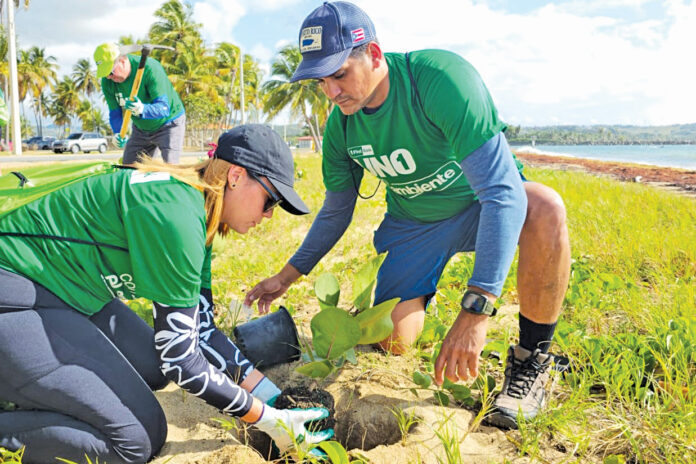 Voluntarios del programa Rescate Costero de FirstBank