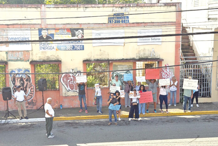 Protesta frente a las oficinas de LUMA en Arecibo Imagen suministrada