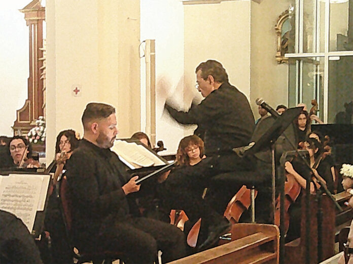 Maestro Roselin Pabon y el narrador Carlos Torres