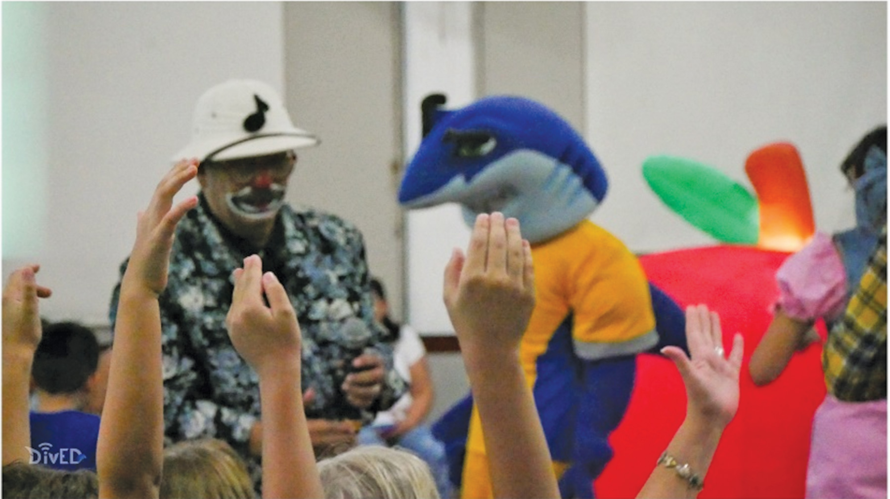 Payaso Remi recalca la importancia de la lectura en los niños junto a Skarky (Mascota UPRAg)