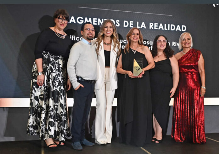 Rosa María Rivera, relacionista licenciada; Ismar Pérez, de Bristol Myers Squibb; Nadeshka Monroig y Abimael Pérez, de Arteaga Arteaga, reciben el Premio Excel en la categoría de Comunicación Integrada, otorgado por la Asociación de Relacionistas Profesionales de Puerto Rico